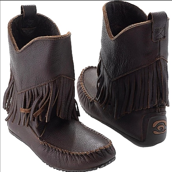 Manitobah Mukluks Full Grain Leather Fringed Boot worn once - Picture 3 of 9